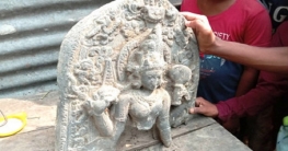 সিরাজগঞ্জে পুকুরে মিলল প্রাচীন বিষ্ণুমূর্তি
